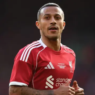 انهار تياجو ألكانتارا بالبكاء أثناء تكريم ديوغو جوتا في مباراة أساطير ليفربول